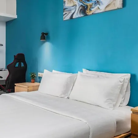 2br Gem With Fun Decor & Scenic Views *