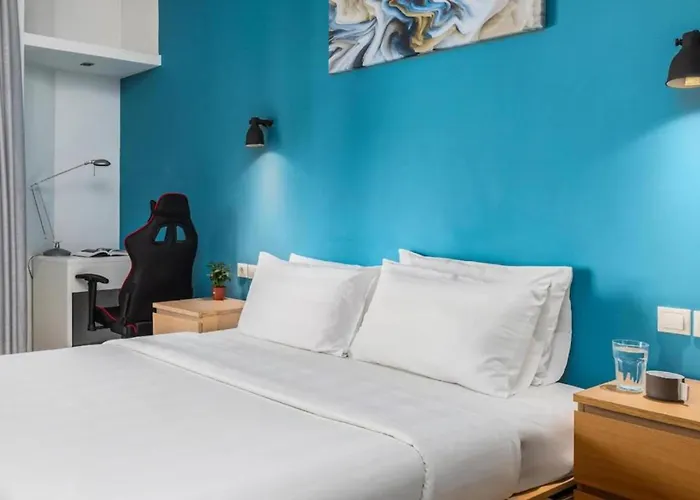2br Gem With Fun Decor & Scenic Views *